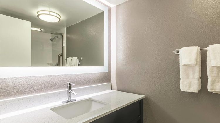 La Quinta Inn & Suites Virginia Beach Room