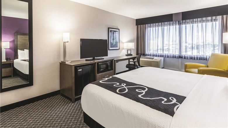 <b>La Quinta Inn & Suites Virginia Beach Room</b>. Images powered by <a href="https://iceportal.shijigroup.com/" title="IcePortal" target="_blank">IcePortal</a>.