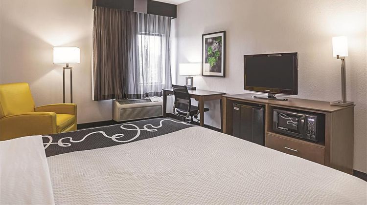La Quinta Inn & Suites Virginia Beach Room
