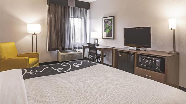 <b>La Quinta Inn & Suites Virginia Beach Room</b>. Images powered by <a href="https://iceportal.shijigroup.com/" title="IcePortal" target="_blank">IcePortal</a>.