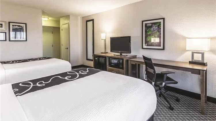 La Quinta Inn & Suites Virginia Beach Room