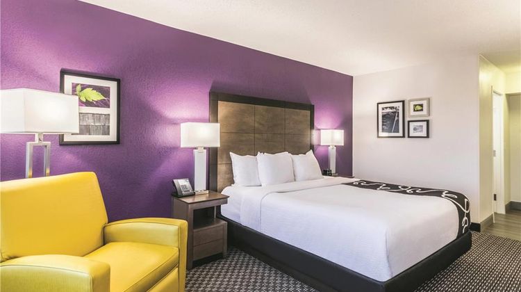 La Quinta Inn & Suites Virginia Beach Room