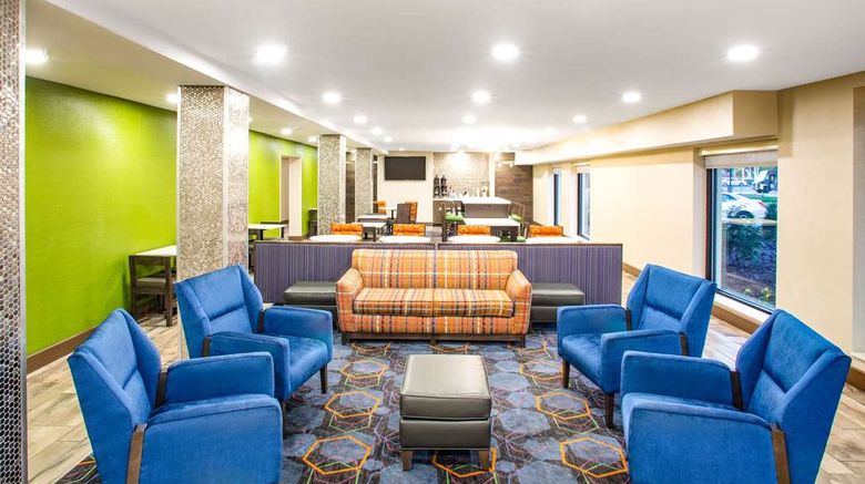 <b>La Quinta Inn St Louis/Hazelwood Lobby</b>. Images powered by <a href="https://iceportal.shijigroup.com/" title="IcePortal" target="_blank">IcePortal</a>.