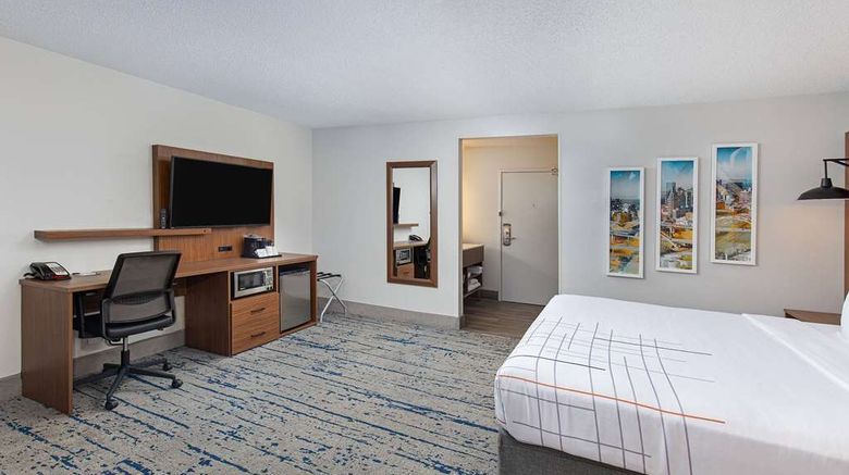 <b>La Quinta Inn & Suites Nashville Airport Suite</b>. Images powered by <a href="https://iceportal.shijigroup.com/" title="IcePortal" target="_blank">IcePortal</a>.