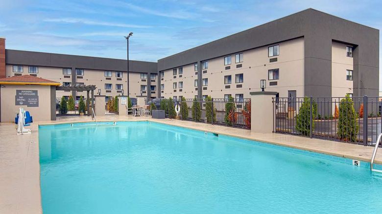 <b>La Quinta Inn & Suites Nashville Airport Pool</b>. Images powered by <a href="https://iceportal.shijigroup.com/" title="IcePortal" target="_blank">IcePortal</a>.