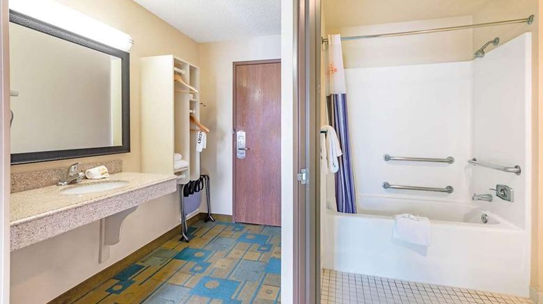 <b>La Quinta Inn & Suites El Paso East Room</b>. Images powered by <a href="https://iceportal.shijigroup.com/" title="IcePortal" target="_blank">IcePortal</a>.