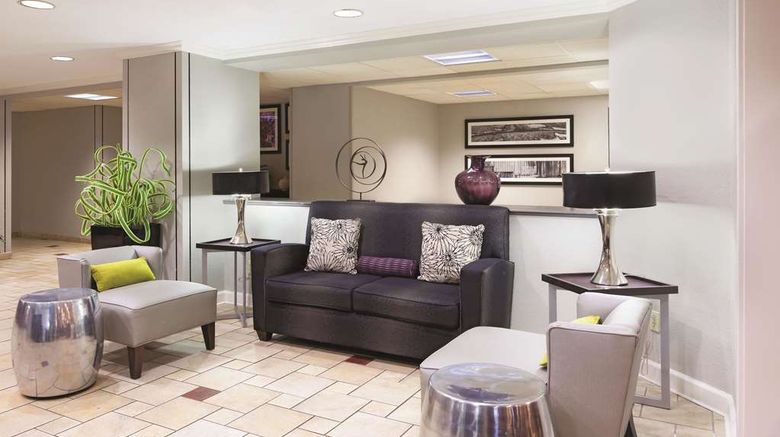 <b>La Quinta Inn Miami Airport East Lobby</b>. Images powered by <a href="https://iceportal.shijigroup.com/" title="IcePortal" target="_blank">IcePortal</a>.