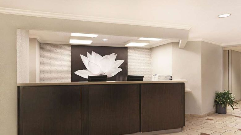 <b>La Quinta Inn Miami Airport East Lobby</b>. Images powered by <a href="https://iceportal.shijigroup.com/" title="IcePortal" target="_blank">IcePortal</a>.