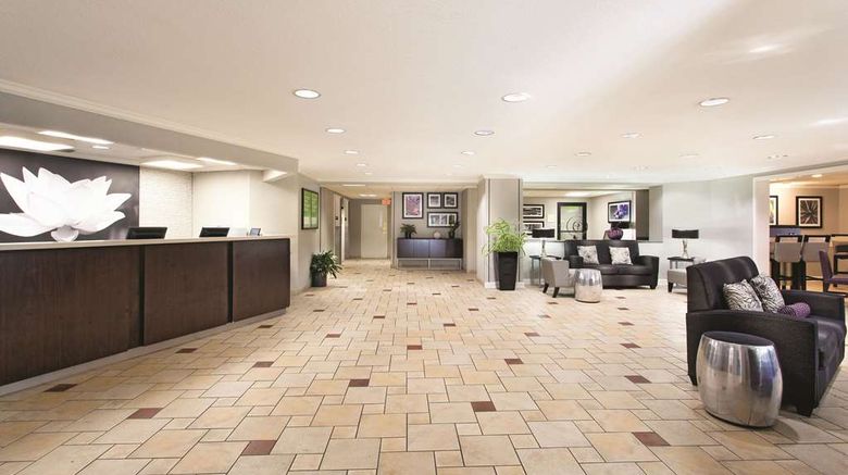 <b>La Quinta Inn Miami Airport East Lobby</b>. Images powered by <a href="https://iceportal.shijigroup.com/" title="IcePortal" target="_blank">IcePortal</a>.