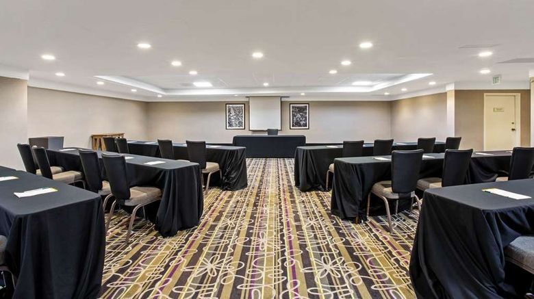 <b>La Quinta Inn & Suites Boston-Andover Meeting</b>. Images powered by <a href="https://iceportal.shijigroup.com/" title="IcePortal" target="_blank">IcePortal</a>.