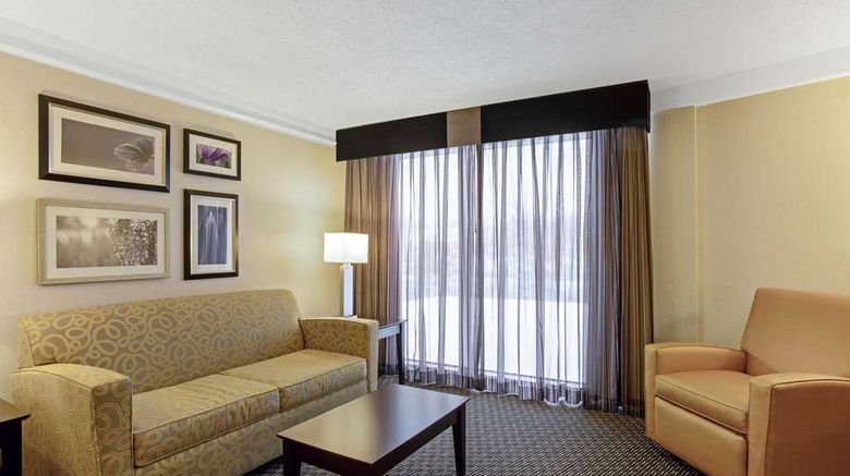<b>La Quinta Inn & Suites Boston-Andover Suite</b>. Images powered by <a href="https://iceportal.shijigroup.com/" title="IcePortal" target="_blank">IcePortal</a>.