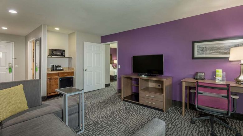 <b>La Quinta Inn & Suites Visalia Room</b>. Images powered by <a href="https://iceportal.shijigroup.com/" title="IcePortal" target="_blank">IcePortal</a>.
