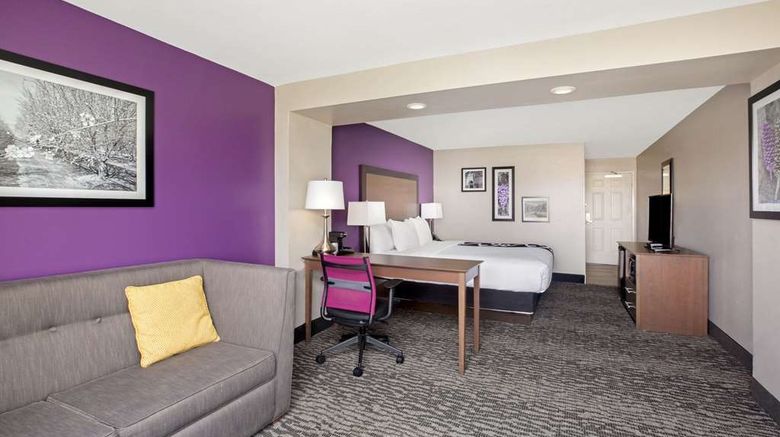 <b>La Quinta Inn & Suites Visalia Suite</b>. Images powered by <a href="https://iceportal.shijigroup.com/" title="IcePortal" target="_blank">IcePortal</a>.