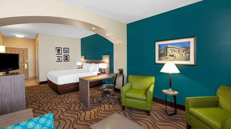 La Quinta Inn & Suites Midland North Suite