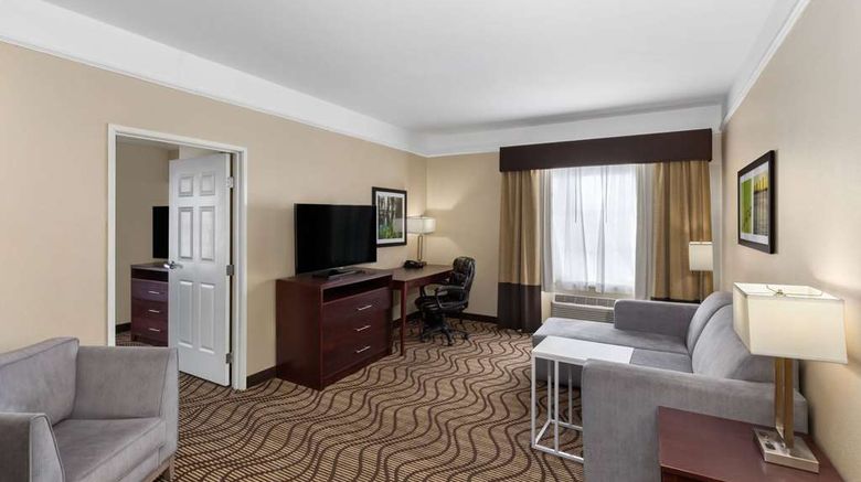 <b>La Quinta Inn & Suites Houma Suite</b>. Images powered by <a href="https://iceportal.shijigroup.com/" title="IcePortal" target="_blank">IcePortal</a>.