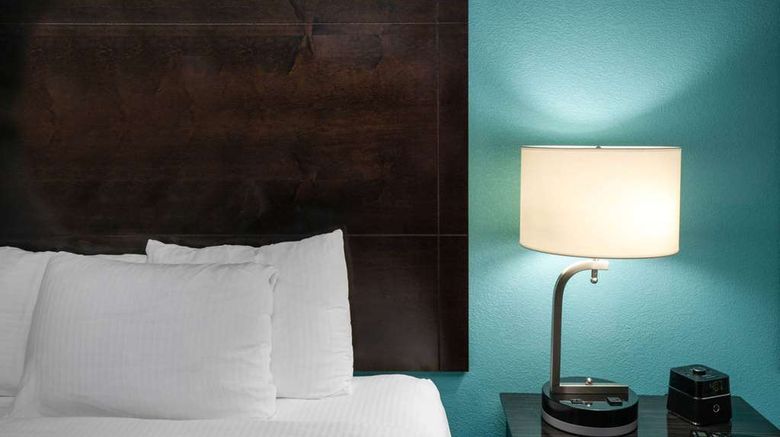 <b>La Quinta Inn & Suites Knoxville East Room</b>. Images powered by <a href="https://iceportal.shijigroup.com/" title="IcePortal" target="_blank">IcePortal</a>.