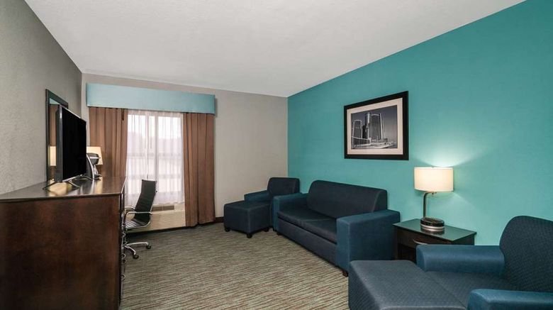 <b>La Quinta Inn & Suites Knoxville East Suite</b>. Images powered by <a href="https://iceportal.shijigroup.com/" title="IcePortal" target="_blank">IcePortal</a>.