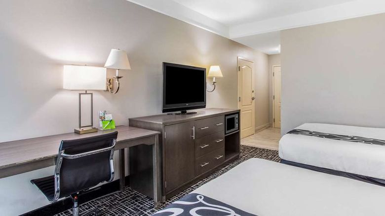 <b>La Quinta Inn & Suites Room</b>. Images powered by <a href="https://iceportal.shijigroup.com/" title="IcePortal" target="_blank">IcePortal</a>.