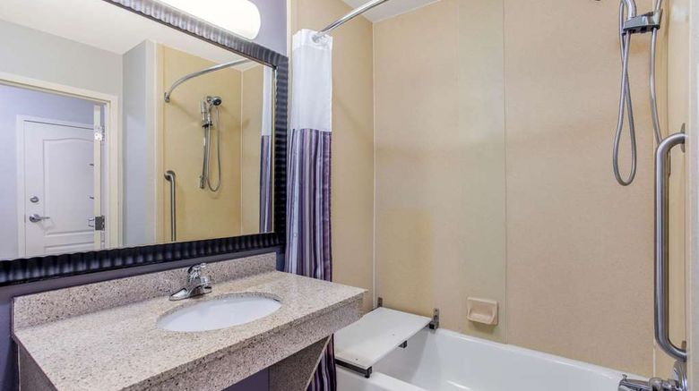 <b>La Quinta Inn & Suites Room</b>. Images powered by <a href="https://iceportal.shijigroup.com/" title="IcePortal" target="_blank">IcePortal</a>.
