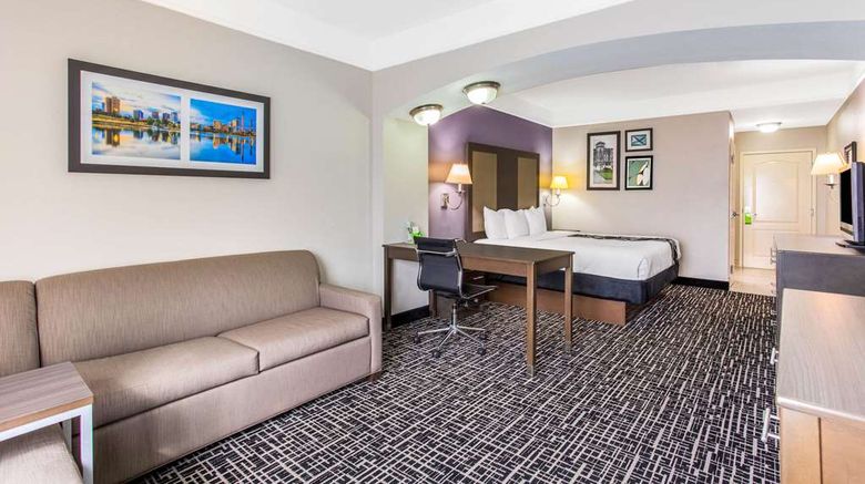 <b>La Quinta Inn & Suites Suite</b>. Images powered by <a href="https://iceportal.shijigroup.com/" title="IcePortal" target="_blank">IcePortal</a>.