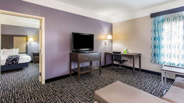 <b>La Quinta Inn & Suites Suite</b>. Images powered by <a href="https://iceportal.shijigroup.com/" title="IcePortal" target="_blank">IcePortal</a>.