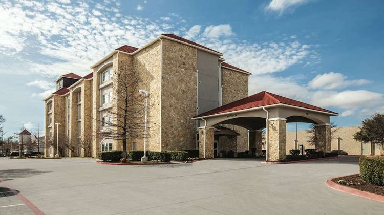 La Quinta Inn & Suites Mansfield Exterior