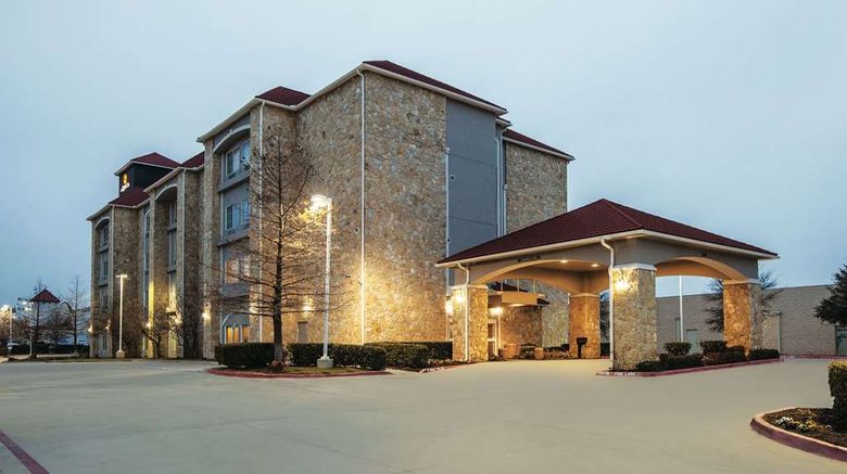 <b>La Quinta Inn & Suites Mansfield Exterior</b>. Images powered by <a href="https://iceportal.shijigroup.com/" title="IcePortal" target="_blank">IcePortal</a>.