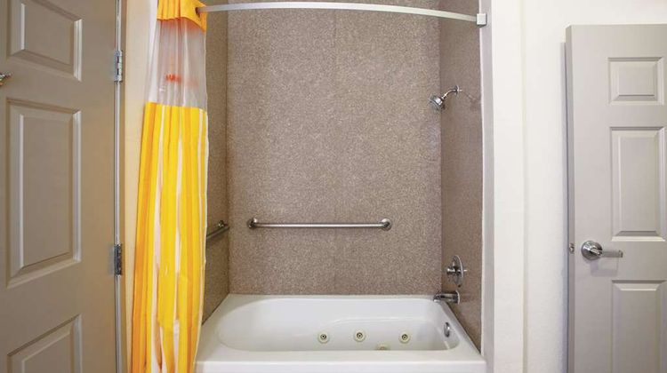 La Quinta Inn & Suites Mansfield Suite