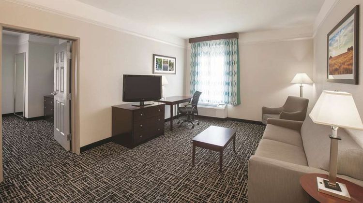 La Quinta Inn & Suites Mansfield Suite