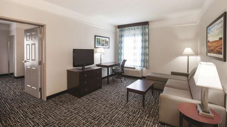 La Quinta Inn & Suites Mansfield Suite