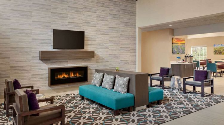 La Quinta Inn & Suites Longview Lobby