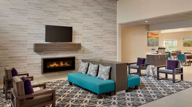 <b>La Quinta Inn & Suites Longview Lobby</b>. Images powered by <a href="https://iceportal.shijigroup.com/" title="IcePortal" target="_blank">IcePortal</a>.