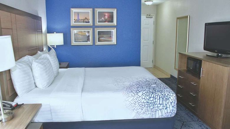 <b>La Quinta Inn & Suites Hawaiian Gardens Room</b>. Images powered by <a href="https://iceportal.shijigroup.com/" title="IcePortal" target="_blank">IcePortal</a>.