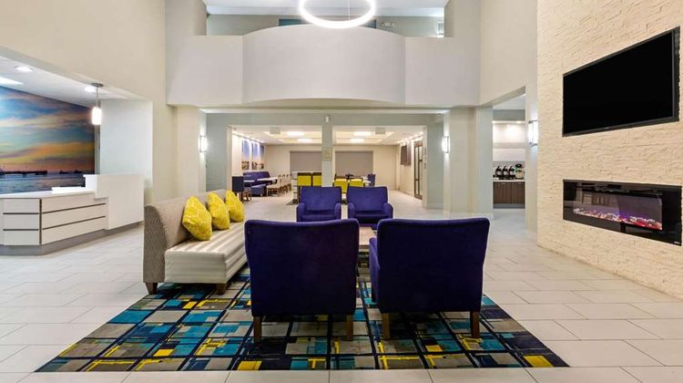 La Quinta Inn & Suites Hawaiian Gardens Lobby