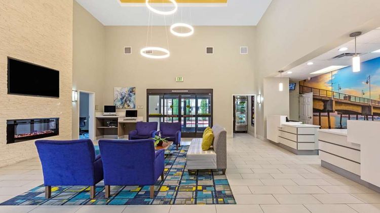 La Quinta Inn & Suites Hawaiian Gardens Lobby