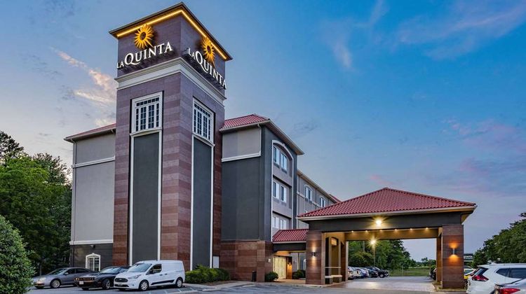La Quinta Inn & Suites Norfolk Airport Exterior