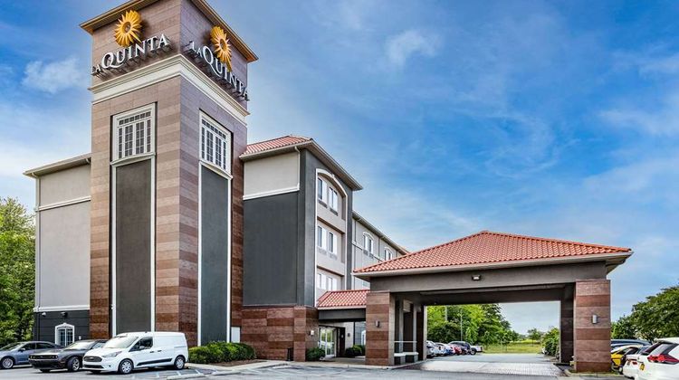 La Quinta Inn & Suites Norfolk Airport Exterior