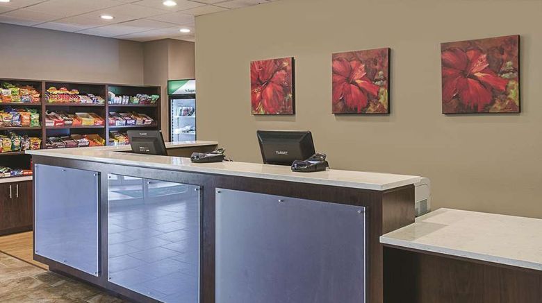 <b>La Quinta Inn & Suites Biloxi Lobby</b>. Images powered by <a href="https://iceportal.shijigroup.com/" title="IcePortal" target="_blank">IcePortal</a>.