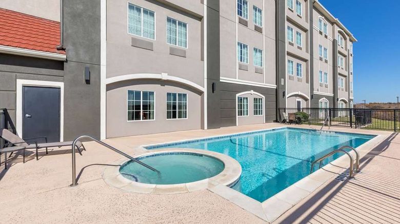 <b>La Quinta Inn & Suites Lake Worth Pool</b>. Images powered by <a href="https://iceportal.shijigroup.com/" title="IcePortal" target="_blank">IcePortal</a>.