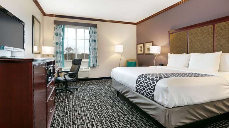 <b>La Quinta Inn & Suites Lindale Room</b>. Images powered by <a href="https://iceportal.shijigroup.com/" title="IcePortal" target="_blank">IcePortal</a>.