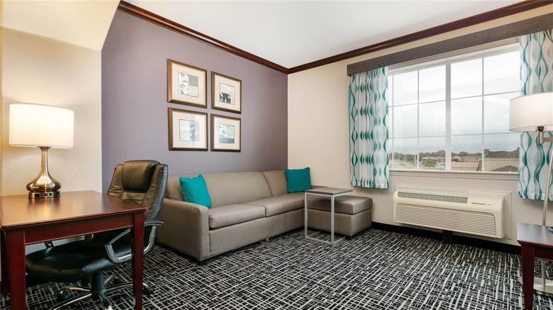 <b>La Quinta Inn & Suites Lindale Suite</b>. Images powered by <a href="https://iceportal.shijigroup.com/" title="IcePortal" target="_blank">IcePortal</a>.