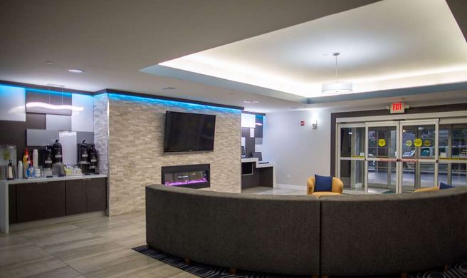 La Quinta Inn & Suites Houston Normandy Lobby