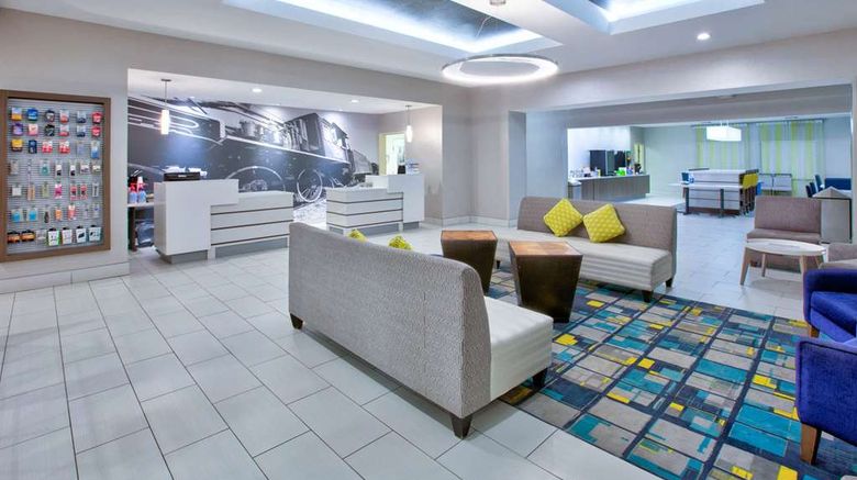 <b>La Quinta Inn & Suites Palestine Lobby</b>. Images powered by <a href="https://iceportal.shijigroup.com/" title="IcePortal" target="_blank">IcePortal</a>.