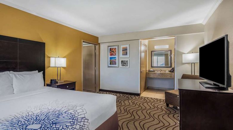 <b>La Quinta Inn & Suites San Diego Carlsbad Suite</b>. Images powered by <a href="https://iceportal.shijigroup.com/" title="IcePortal" target="_blank">IcePortal</a>.