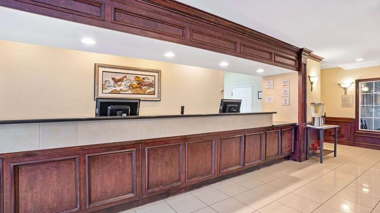 <b>La Quinta Inn & Suites Woodlands NW Lobby</b>. Images powered by <a href="https://iceportal.shijigroup.com/" title="IcePortal" target="_blank">IcePortal</a>.
