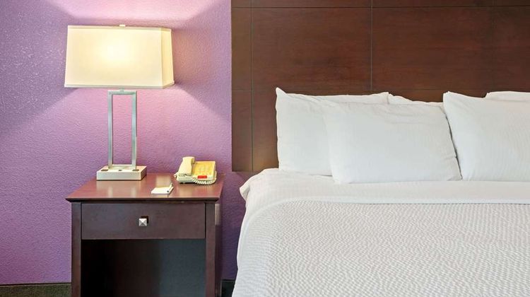 La Quinta Inn & Suites Woodlands NW Room