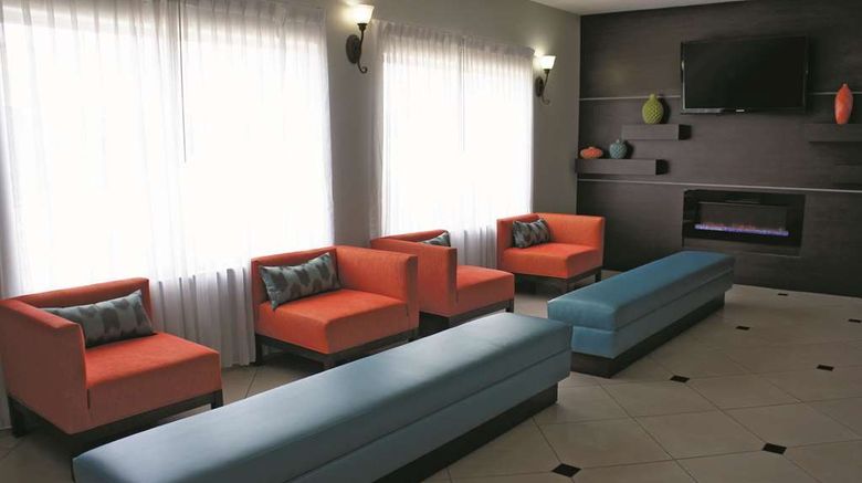 <b>La Quinta Inn & Suites Orange Lobby</b>. Images powered by <a href="https://iceportal.shijigroup.com/" title="IcePortal" target="_blank">IcePortal</a>.