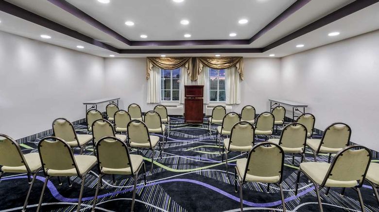 <b>La Quinta Inn & Suites Canton Meeting</b>. Images powered by <a href="https://iceportal.shijigroup.com/" title="IcePortal" target="_blank">IcePortal</a>.