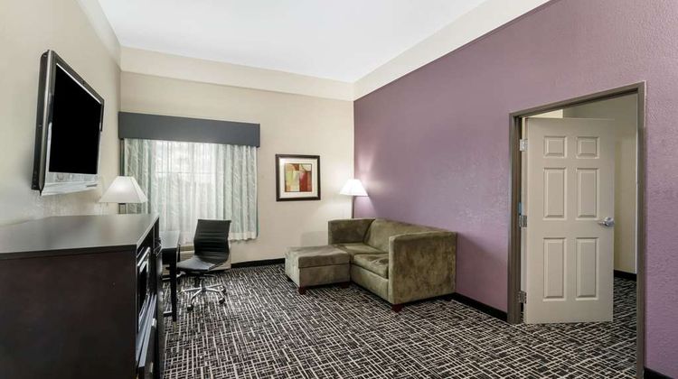La Quinta Inn & Suites Canton Suite