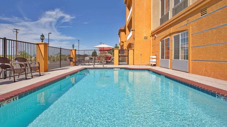 <b>La Quinta Inn & Suites Fowler Pool</b>. Images powered by <a href="https://iceportal.shijigroup.com/" title="IcePortal" target="_blank">IcePortal</a>.